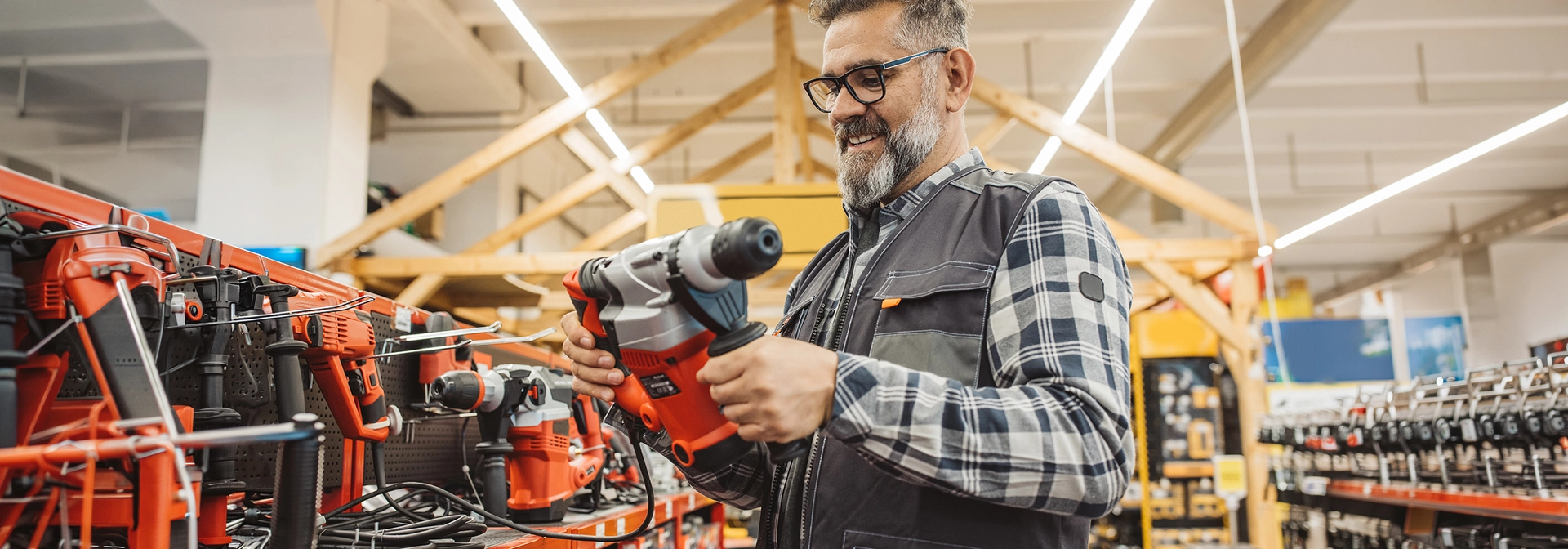 Club ou programme : choisir le bon levier pour devenir acteur de son sell-out en BTP : Activer ses artisans se conçoit autour d'un triptyque : relationnel, transactionnel, serviciel.