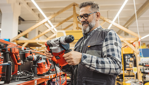 Club ou programme : choisir le bon levier pour devenir acteur de son sell-out en BTP : Activer ses artisans se conçoit autour d'un triptyque : relationnel, transactionnel, serviciel.